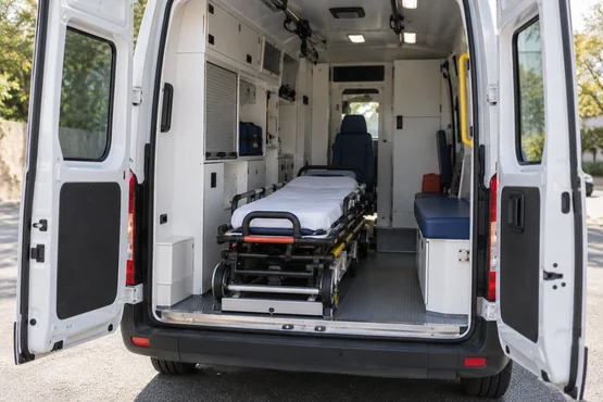 Arrière ouvert d’une ambulance vide avec un brancard rangé