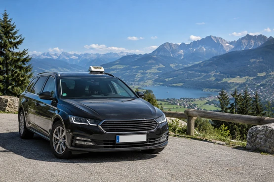 Taxi illustratif dans un paysage alpin
