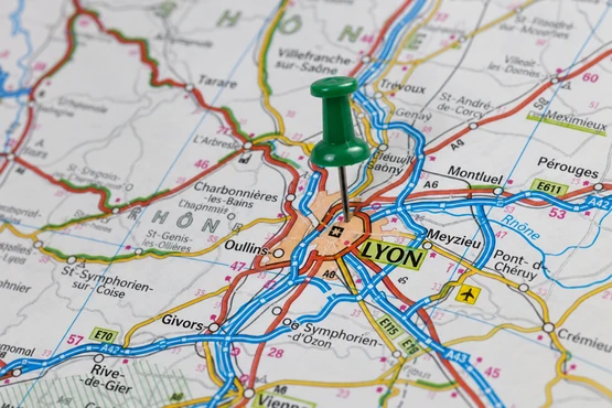 Carte routière de Lyon photographiée en gros plan avec une épingle verte
